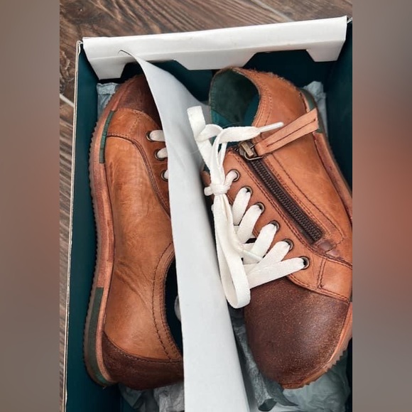 Roan size 6.5 shoes - Picture 2 of 4